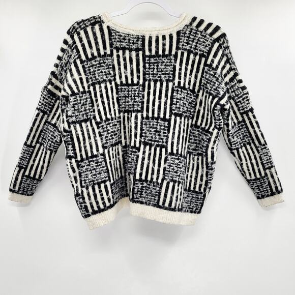 XXI Black & White Fuzzy Knit Geometric Pattern Pullover Sweater Women's Size S - Picture 2 of 5